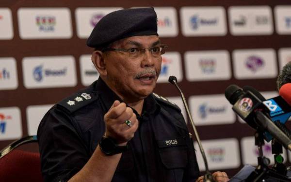 Ketua Polis Daerah Cheras ACP Muhammad Idzam Jaafar bercakap pada sidang media berhubung Taklimat dan Keselamatan Polis Diraja Malaysia (PDRM) menjelang Perlawanan Akhir Piala Malaysia 2021 di Bilik Sidang Media, Stadium Nasional Bukit Jalil hari ini.- Foto Bernama