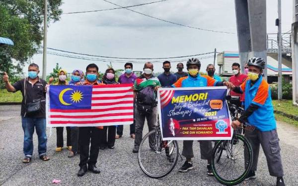 Pelancaran Jelajah Basikal Semenanjung Malaysia yang disempurnakan oleh Pengurus Persatuan Nelayan Kawasan Kuala Kedah, Ahmad Mohd Jaeh (depan, kiri) di pekarangan pejabat Persatuan Nelayan Kawasan Kuala Kedah pada Khamis lalu.