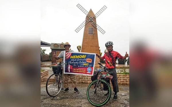 Dahalan (kanan) bersama Samsudin dijangka melengkapkan jelajah mereka pada 22 Disember depan.