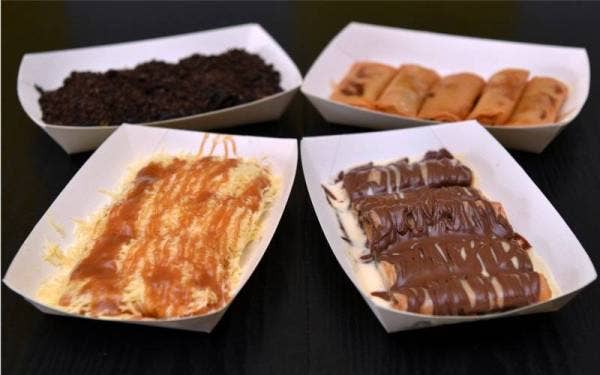 Produk popia pisang (Popis) yang telah diinovasikan daripada makanan ringan popular dari Indonesia oleh Muhammad Hanif ketika ditemui di premisnya di Jalan Sultan Zainal Abidin di sini. - Foto Bernama 