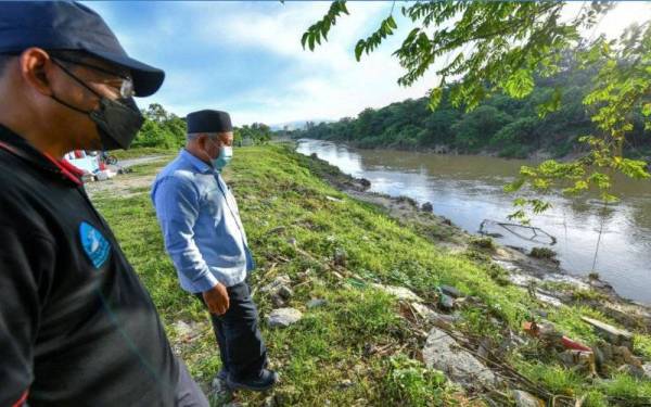 Menteri Alam Sekitar dan Air Datuk Seri Tuan Ibrahim Tuan Man (kanan) diiringi Ketua Setiausaha Kementerian Alam Sekitar dan Air Datuk Seri Ir Dr Zaini Ujang (kiri) meninjau Sungai Langat semasa majlis perasmian Denai Sungai Langat di Bandar Baru Bangi hari ini. - Foto Bernama