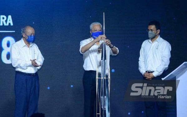 Ismail Sabri (tengah) menyempurnakan gimik Majlis Penyempurnaan Pemasangan Puncak Menara Merdeka 118 pada Selasa. Turut kelihatan Tun Arifin (kiri) dan Ahmad Zulqarnain. - FOTO SINAR HARIAN/MOHD HALIM ABDUL WAHID