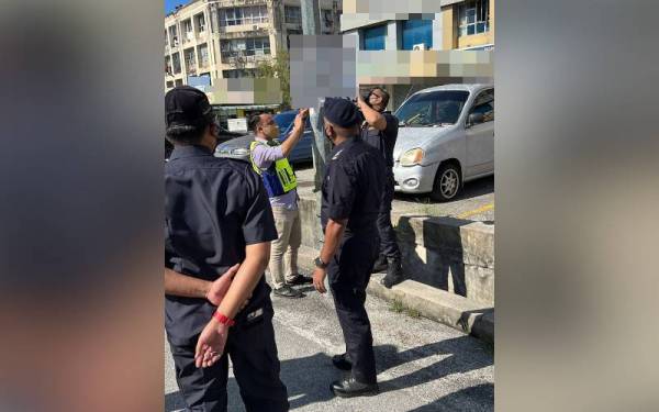 Polis Serdang bersama penguat kuasa Majlis Bandaraya Subang Jaya melaksanakan ops turun poster pemberi pinjaman wang tanpa lesen di Pusat Bandar Puchong di sini pada Selasa.
