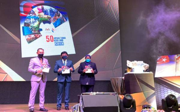 Mohd Izhar (tengah) ketika menyempurnakan gimik perasmian Anugerah Koperasi Terbaik Negeri Johor 2020 di sebuah hotel di Johor Bahru pada Selasa.