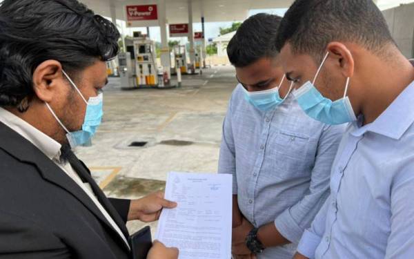 Peguam yang mewakili Strategik Transforms Sdn Bhd (STSB), Izzat Zabir menerangkan laporan polis yang dibuat kepada kakitangan STSB.