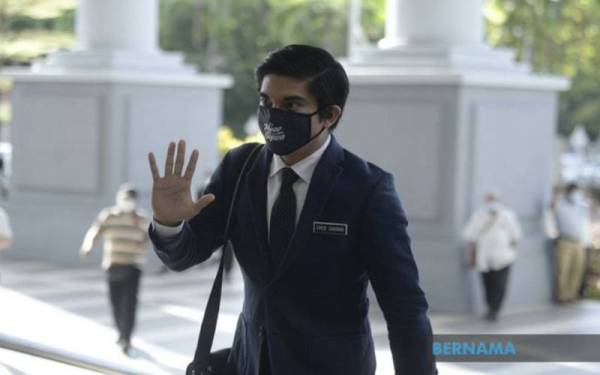 Syed Saddiq hadir di Kompleks Mahkamah Kuala Lumpur hari ini bagi mendengar sebutan kes berhubung empat pertuduhan berkaitan pecah amanah, salah guna wang sumbangan dan pengubahan wang haram.