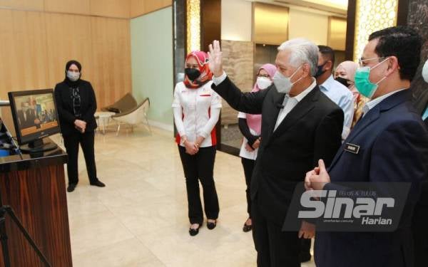 Idris bersama Pengurus Besar Yayasan Felda, Mohd Banuri beramah mesra dengan pelajar Kolej Yayasan Felda Negeri Sembilan secara dalam talian ketika majlis Penyerahan Malaysia Book Of Records kepada Yayasan Felda. - Foto Sinar Harian ROSLI TALIB