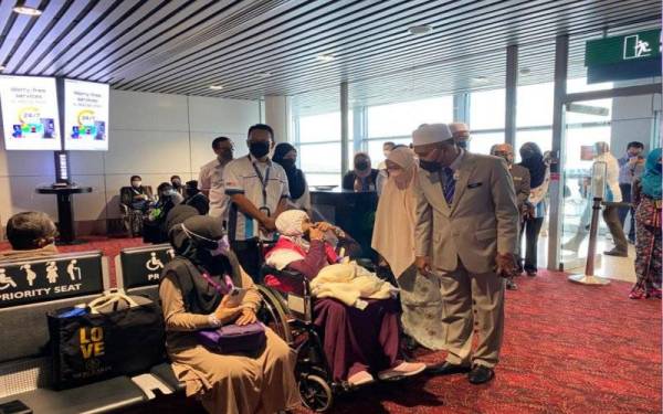 Idris menyantuni jemaah-jemaah Umrah yang berlepas dari KLIA menggunakan AMAL, Malaysia Airlines (MAS) pada Selasa