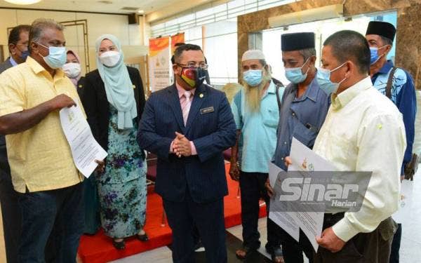 Amirudin (tengah) bertemu wakil peneroka di Bangunan Sultan Salahuddin Abdul Aziz Shah pada Selasa. - FOTO SINAR HARIAN/MOHD HALIM ABDUL WAHID