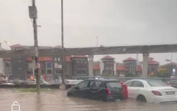 Kejadian banjir kilat di kawasan parkir pusat komersial di Bandar Puchong Jaya 1 Novermber lalu hingga mengakibatkan beberapa kenderaan tenggelam.