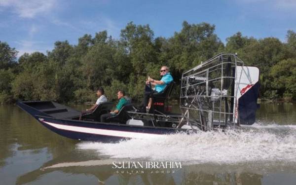 Sultan Ibrahim mengemudi sendiri ‘Airboat’ milik baginda hampir sejam bermula jam 9 pagi tadi dengan menyusuri sungai berkenaan bagi melihat kebersihan sungai serta kawasan persekitaran. - Foto Ihsan Royal Press Office