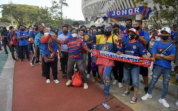 Gelagat para penyokong pasukan Kuala Lumpur City FC (KL City) yang hadir bagi menyaksikan Perlawanan Akhir Piala Malaysia 2021 di Stadium Nasional Bukit Jalil hari ini.
