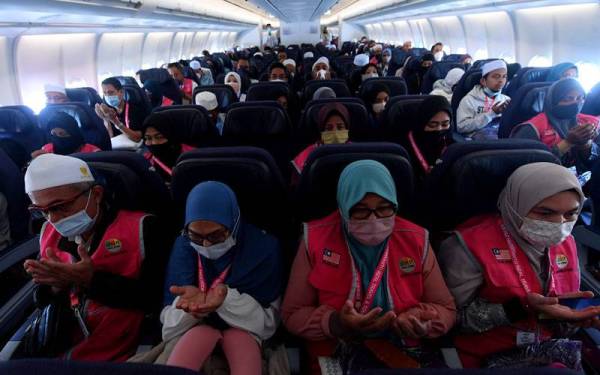 Sebahagian jemaah umrah mengaminkan doa yang dibaca oleh Menteri di Jabatan Perdana Menteri (Hal Ehwal Agama) Senator Idris Ahmad pada Majlis Perlepasan Jemaah Umrah melalui penerbangan pertama pesawat Malaysia Airlines anjuran AMAL di Lapangan Terbang Antarabangsa Kuala Lumpur (KLIA) pada Selasa.