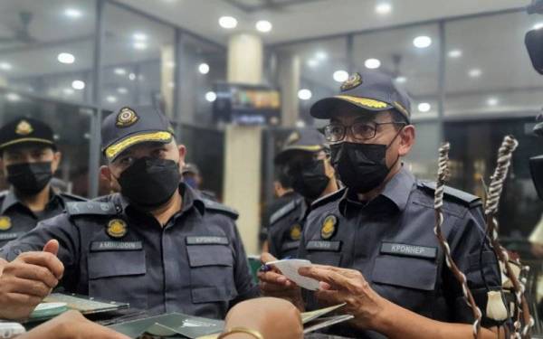 Azman Adam ketika melakukan pemeriksaan di sebuah restoran di Kota Warisan, Sepang pada Selasa.