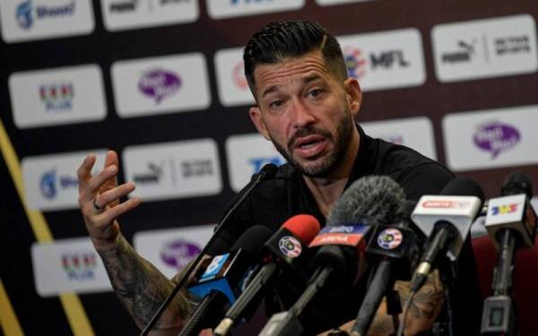 Ketua Jurulatih Johor Darul Ta’zim (JDT) Benjamin Mora Mendivil bercakap pada pada Sidang Media Pra-Perlawanan Akhir Piala Malaysia 2021 di Bilik Sidang Media, Stadium Nasional Bukit Jalil malam tadi. - Foto Bernama