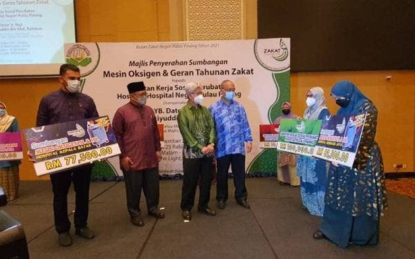 Ahmad Zakiyuddin (tiga dari kiri) beramah mesra bersama wakil penerima bantuan geran tahunan ZPP.