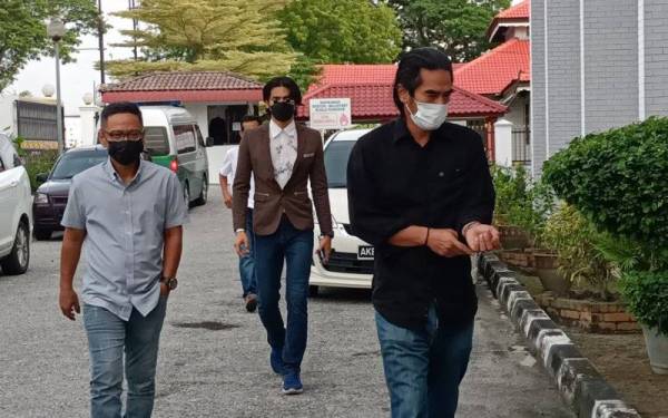 Muhamad Niezam (tengah) bersama Mohd Latiff (kiri) dan Saiful Zaidrin hadir ke Mahkamah Majistret Kuala Kangsar bagi sebutan kes memiliki dadah pada Rabu.