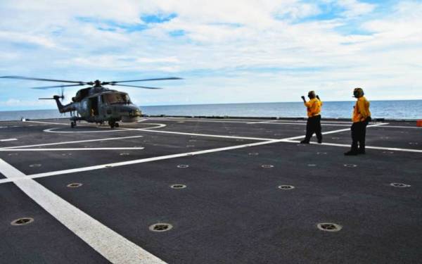 Helikopter Superlynx TLDM melaksanakan latihan pendaratan di geladak penerbangan USS Tulsa