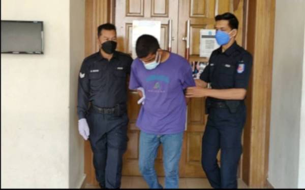 Mohamad Ridzuan (tengah) mengaku tidak bersalah atas tuduhan pecah amanah di Mahkamah Majistret Kuantan pada Rabu.