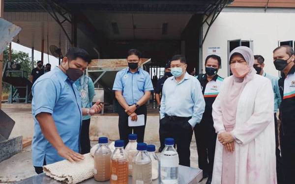 Zuraida (dua dari kanan) melawat Stesen Penyelidikan Sungai Sari (SPSS) Lembaga Getah Malaysia (LGM) di Padang Sanai di sini pada Rabu.