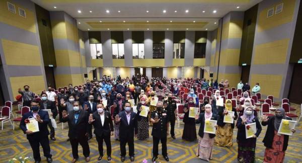 Ahmad Fadzli (empat dari kiri), Alias (lima dari kiri) bersama warga kerja MPK pada program sambutan Hari Integriti Kebangsaan peringkat MPK di Dewan Hamzah MPK, Klang baru-baru ini.