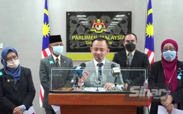 Maszlee (tengah) ketika bercakap pada sidang akhbar di Parlimen, Rabu.