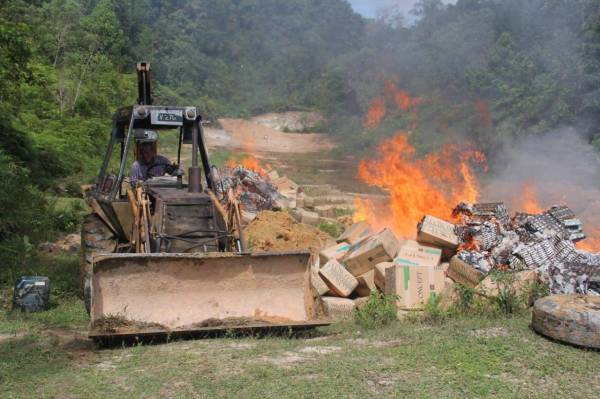 Polis Tapah melakukan pelupusan 1,604 barang kes bernilai RM1.5 juta membabitkan 414 kertas siasatan yang sudah diselesaikan di lapang sasar IPD Tapah pada Rabu.