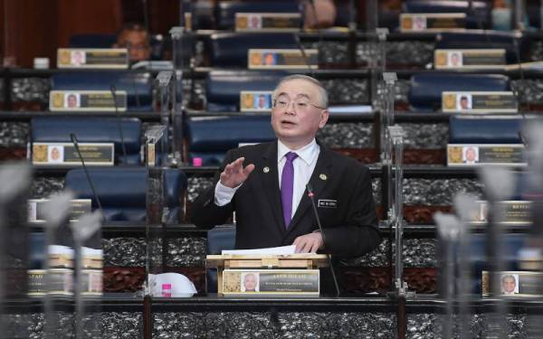 Ka Siong yang juga Ahli Parlimen Ayer Hitam berhujah pada Mesyuarat Penggal Keempat Parlimen ke-14 di Bangunan Parlimen pada Rabu. - Foto Bernama 