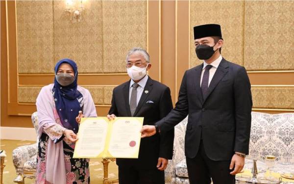 Noraini mempersembahkan Watikah Perakuan Naik Taraf KUIPSAS sebagai UNIPSAS kepada Seri Paduka Baginda. Turut berangkat dan menyaksikan penyerahan watikah, Pemangku Raja Pahang, Tengku Hassanal Ibrahim Alam Shah yang juga merupakan Tuanku Canselor universiti tersebut. - Foto Facebook Istana Negara 