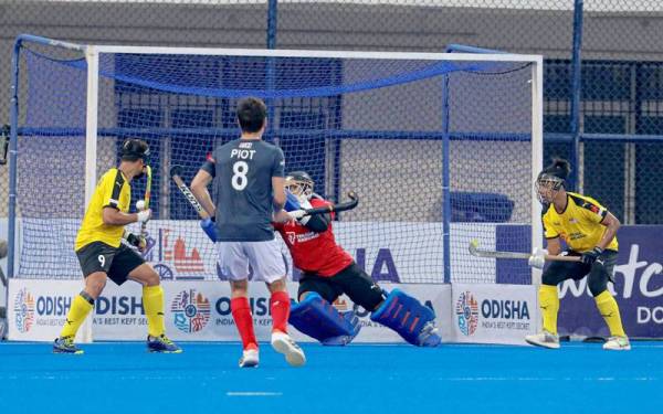 Antara aksi menarik pertemuan Malaysia menentang Perancis dalam saingan suku akhir Piala Dunia Remaja. FOTO: International Hockey Federation (FIH).