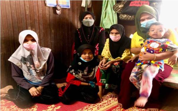 Che Mas (empat dari kiri) bersama anak sulung, Zaidah (kiri), Sakinah (dua dari kiri) dan Siti Aishah (kanan) serta dua cucunya di rumah mereka di Kampung Bunga Mas, Penambang Hilir, Kota Bharu.