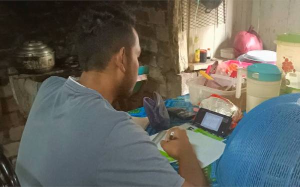 Walaupun menguruskan abangnya, Muhammad Hakimi tetap fokus mengikuti pengajian secara dalam talian di rumah.