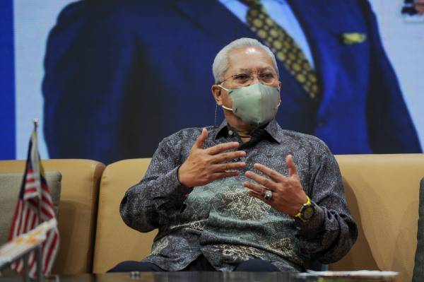 Menteri Komunikasi dan Multimedia Tan Sri Annuar Musa ditemubual pada Program Selamat Pagi Malaysia sempena 100 Hari Aspirasi Keluarga Malaysia Kementerian Komunikasi dan Multimedia anjuran Radio Televisyen Malaysia (RTM) di Angkasapuri hari ini. Foto Bernama
