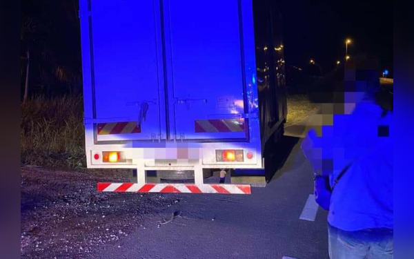 Lori membawa PATI warga Indonesia ditahan polis di tepi jalan besar Parit 3, Sungai Burong pada Khamis.