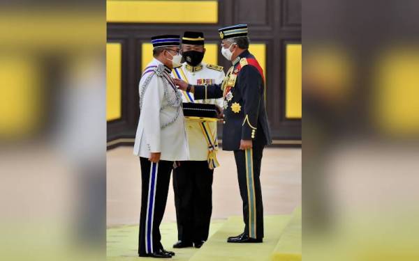 Al-Sultan Abdullah (kanan) berkenan mengurniakan darjah Panglima Gagah Pasukan Polis (PGPP) kepada Timbalan Ketua Polis Negara Datuk Seri Mazlan Lazim pada Istiadat Pengurniaan Darjah Kepahlawanan Pasukan Polis di Istana Negara hari ini. - Foto Bernama