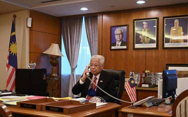 Ismail Sabri ketika menerima panggilan telefon daripada Perdana Menteri Jepun, Fumio Kishida pada Khamis. - Foto FB Ismail Sabri Yaakob