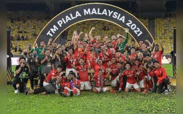 Pemain KL City bersama Annuar serta pihak pengurusan dan kejurulatihan bagi meraikan kejayaan merangkul kejuaraan Piala Malaysia selepas menewaskan JDT pada perlawanan akhir di Stadium Nasional Bukit Jalil pada Selasa lalu. - Foto Bernama