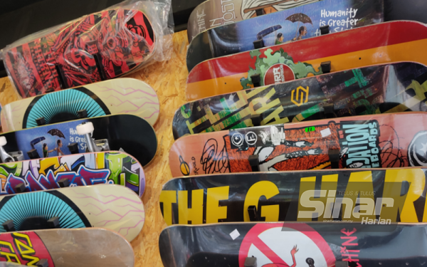 Johary Fitry menghimpunkan pelbagai jenama papan selaju antarabangsa, tempatan dan jenamanya sendiri.