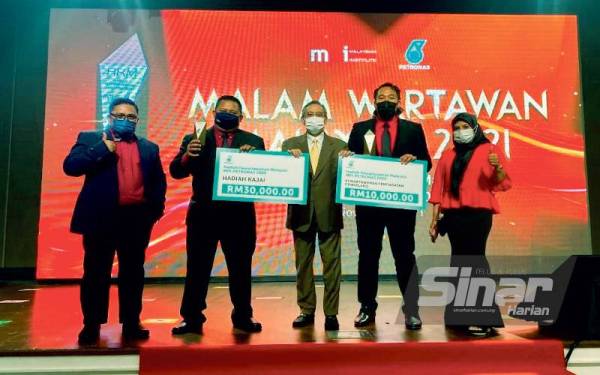 Izwan (dua dari kiri) dan Muhammad Afham (dua dari kanan) bergambar bersama Ketua Pengarang Kumpulan Sinar Harian, Rozaid Rahman (tengah) serta Pengarang Berita Sinar Premium, Zamri Rambli (kiri) dan Pemangku Ketua Unit Rasuah Busters, Asmaliza Mansor pada Malam Kewartawanan Malaysia.