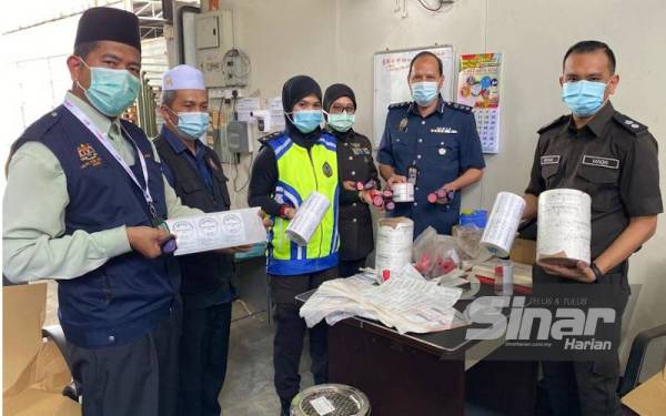 Pengarah Bahagian Dasar dan Perancangan Maqis, Siti Nur Ahmad (tiga dari kiri) bersama pihak berkuasa yang turut serta dalam operasi bersepadu di sebuah gudang di Senai, Johor.