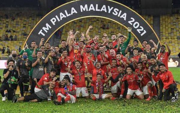 Pemain KL City bersama serta pihak pengurusan dan kejurulatihan bagi meraikan kejayaan merangkul kejuaraan Piala Malaysia pada perlawanan akhir di Stadium Nasional Bukit Jalil pada Selasa lalu. - Foto Bernama