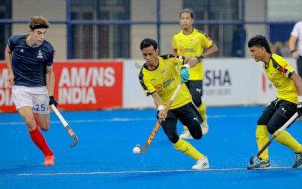 Antara aksi menarik perlawanan Malaysia menentang Perancis dalam aksi suku akhir Piala Dunia Remaja di Stadium Kalinga, Bhubaneswar.