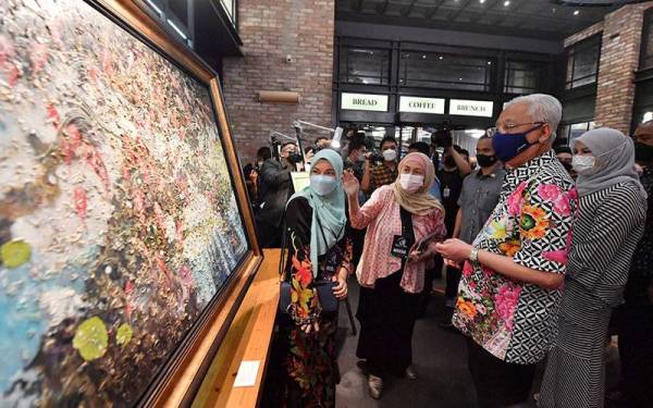 Perdana Menteri Datuk Seri Ismail Sabri Yaakob melihat ruang pameran ketika hadir pada Konsert 'Kau dan Aku' sempena Hari OKU Sedunia anjuran Persatuan OKU Sentral di Pusat Seni Persembahan Damansara (DPAC) hari ini.