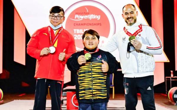 Bonnie (tengah) bergambar bersama atlet lain selepas berjaya memperoleh pingat emas dalam kategori 72kg.