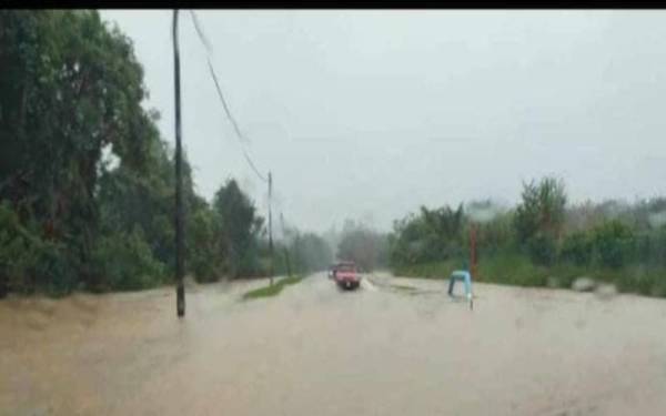 Jalan di Setiu mula dinaiki air susulan hujan lebat yang melanda negeri ini sejak Rabu.