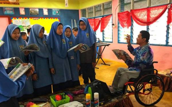 Sebagai guru muzik, status OKU tidak menghalang Mohd Huzaire untuk meraih pelbagai kejayaan.