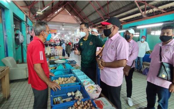 Asmirul (tengah) dan Baharudin (kanan) berbual bersama Aman Shah (kiri) ketika pemantauan di Pasar Besar Alor Setar pada Jumaat.