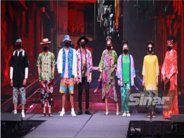 Raja Permaisuri Agong, Tunku Azizah Aminah Maimunah Iskandariah berkenan melihat pameran Batik Che Minah Sayang pada majlis Hybrid Malaysia Batik Fashion Show yang diadakan di Pusat Konvensyen Kuala Lumpur pada Jumaat. - Foto Sinar Harian/ROSLI TALIB