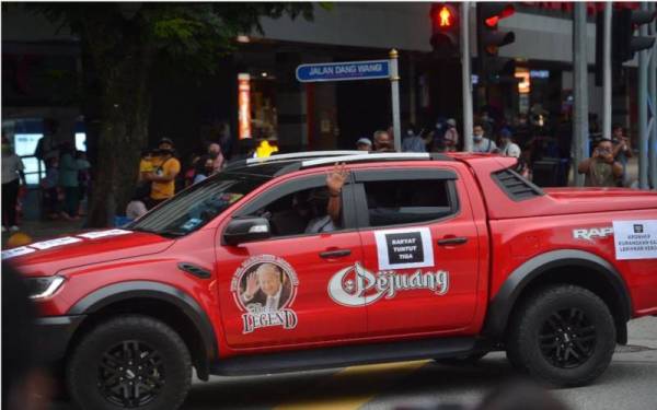 Lambaian dari anggota konvoi 'Rakyat Tuntut Tiga' dihadapan pusat beli-belah Sogo Kuala Lumpur pada petang Jumaat. 