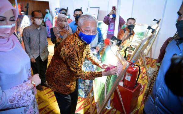 Perdana Menteri Datuk Seri Ismail Sabri Yaakob (tengah) ketika merasmikan Sambutan Hari OKU Sedunia Peringkat Kebangsaan 2021 di Pusat Konvensyen Kuala Lumpur pada Jumaat.
Turut hadir, Menteri Pembangunan Wanita, Keluarga dan Masyarakat Datuk Seri Rina Mohd Harun (kiri). - Foto Bernama